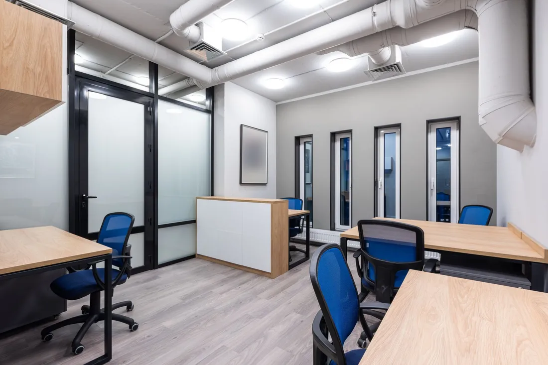 Freie Schreibtische und Bürostühle in einem Büro vor dem Umzug