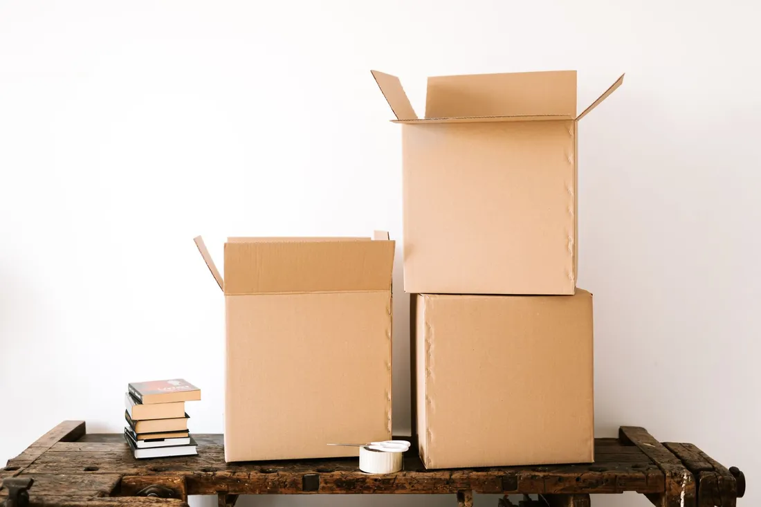 Gepackte Umzugskartons stehen zur Einlagerung bereit