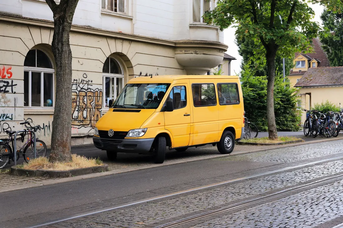 Umzugstransporter steht in der freigehaltenen Zone an einer Wohnstraße