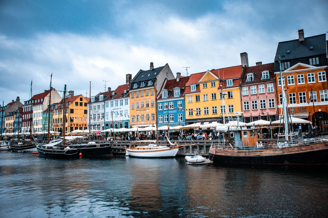 Bunte Giebelhäuser und Segelboote am Hafenkanal in Kopenhagen
