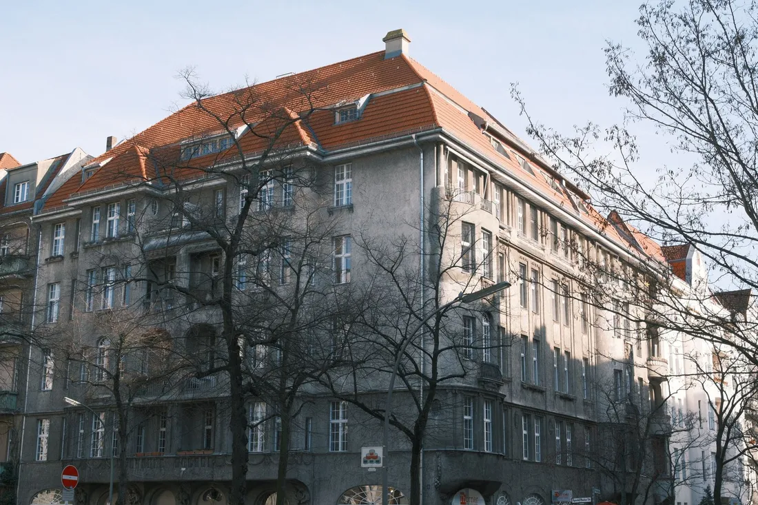 Berliner Altbau an einer Straßenecke, wie er im Wedding vielfach steht